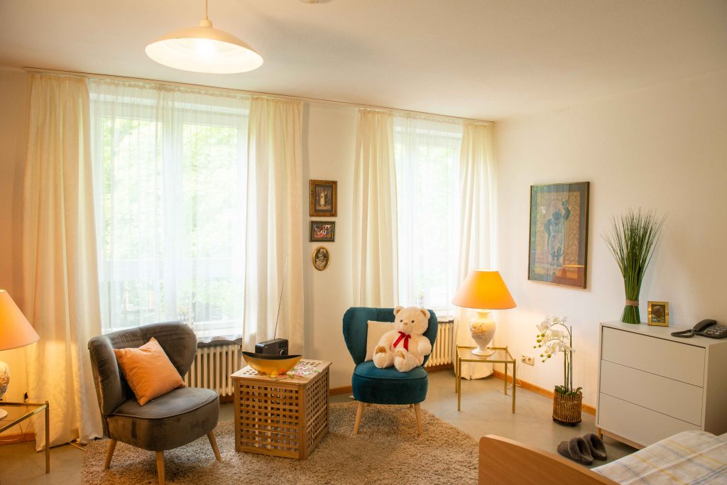 Einzelzimmer mit Pflanzen und eigenen Möbeln