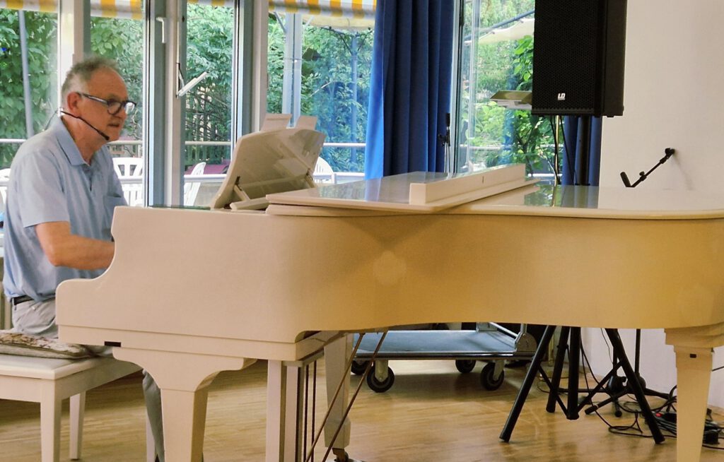 Mann spielt Klavier