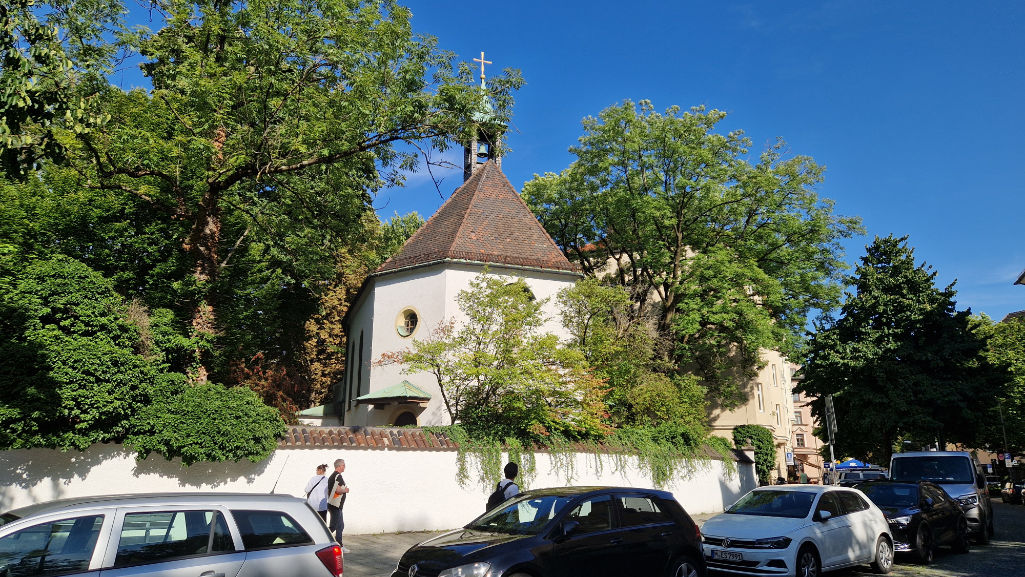 Straße mit einer Kirche im Zentrum